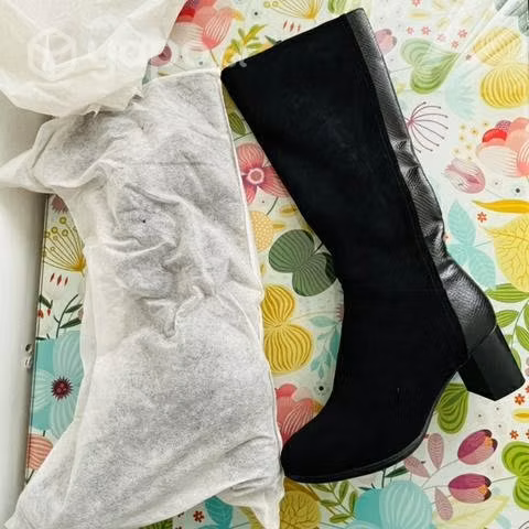 Botas nuevas sin uso talla 40 pequeña