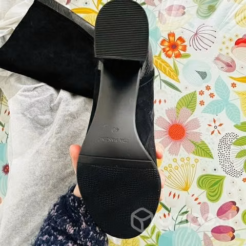 Botas nuevas sin uso talla 40 pequeña - Imagen 2