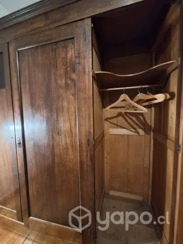 Antiguo ropero de madera