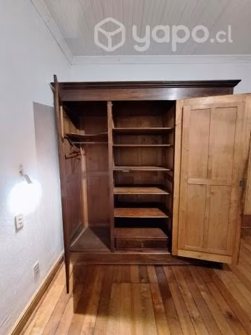 Antiguo ropero de madera