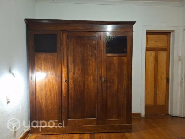 Antiguo ropero de madera
