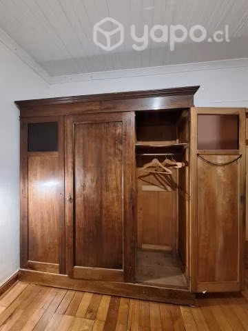 Antiguo ropero de madera