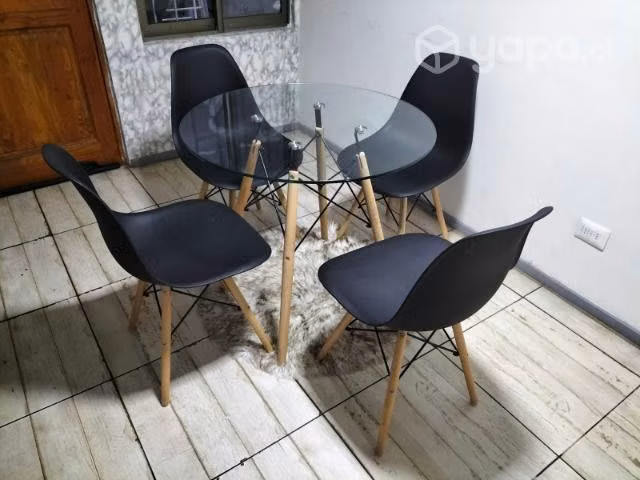 Juego de comedor 4 sillas tipo eames