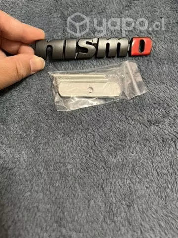 Logo metálico atornillado Auto Nissan Nismo negro