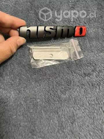 Logo metálico atornillado Auto Nissan Nismo negro