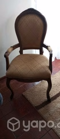 Comedor con 10 sillas y dos sitiales.