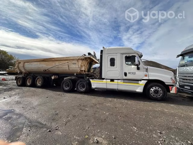 Camión Freightliner Casc125 con tolva tremac