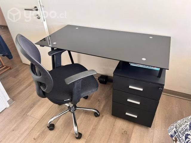 Mesa y silla de escritorio