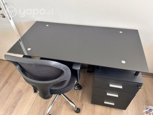 Mesa y silla de escritorio