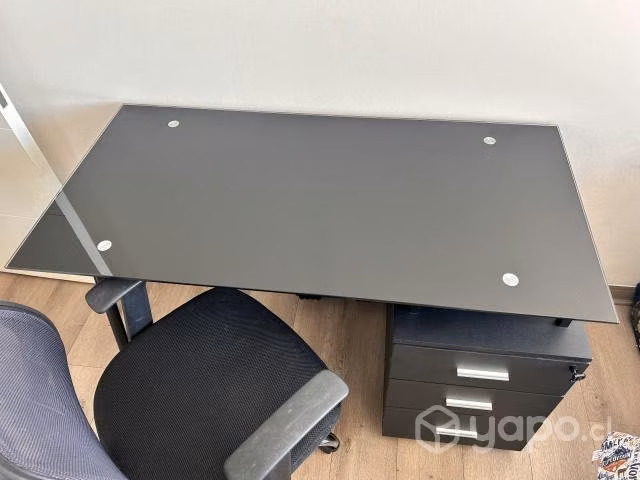Mesa y silla de escritorio