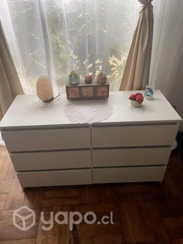 Cómoda de color blanco