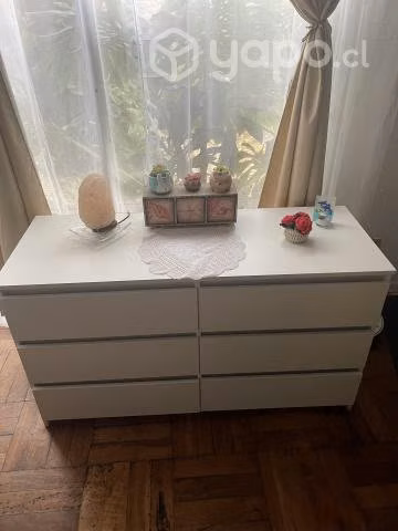 Cómoda de color blanco