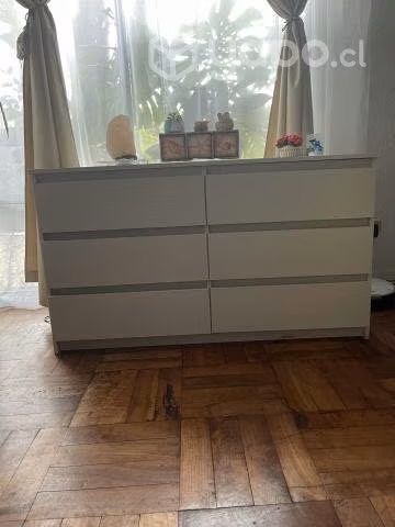 Cómoda de color blanco
