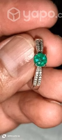 Anillo de plata con incrustacion de Esmeralda