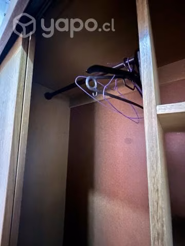 Closet de madera gruesa