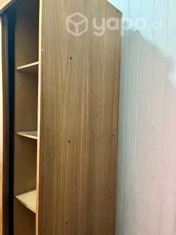 Closet de madera gruesa