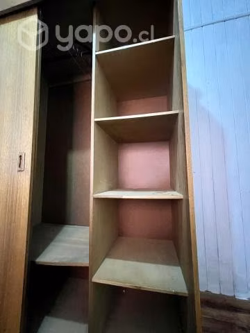 Closet de madera gruesa