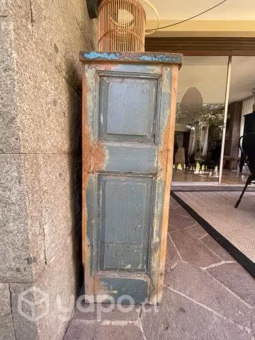 Buffet hecho de madera reciclada de bote