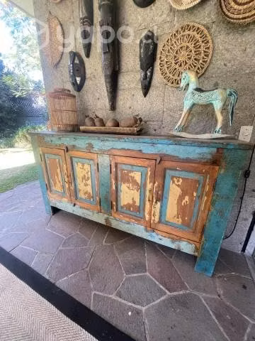 Buffet hecho de madera reciclada de bote