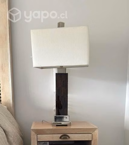 Lámpara de mesa con base metálica café. Buen estad