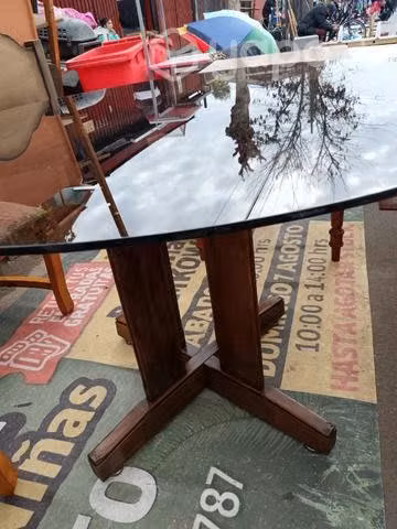 Mesa madera con cubierta de vidrio