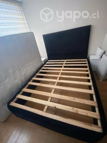 Cama de dos plazas con respaldo negro
