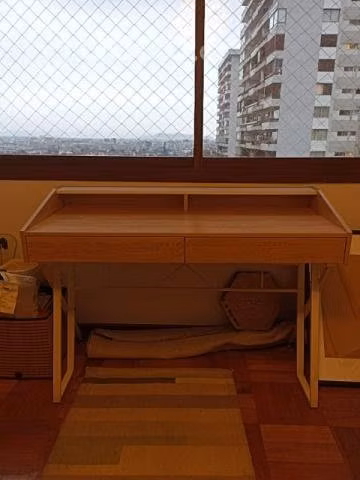 Escritorio de madera y metal