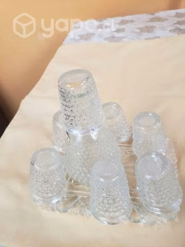Juego de vasos y botella talladas