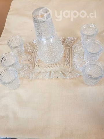 Juego de vasos y botella talladas