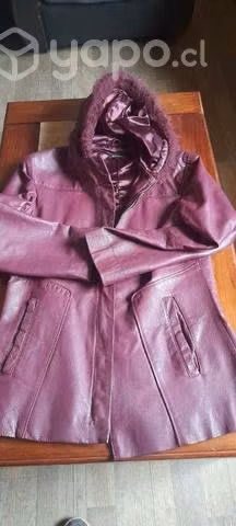 Hermosa chaqueta de eco cuero color burdeo talla M