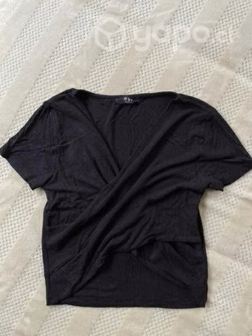Polera tipo top elasticada