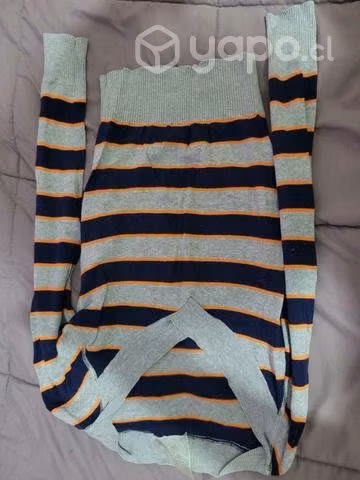 Sweater gris con líneas