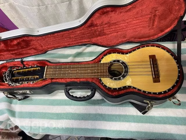 Charango único modelo, Hecho por Pedro Quispe