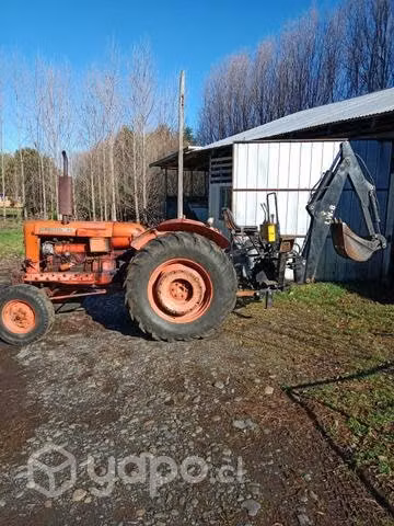 Tractor con retroexcavadora