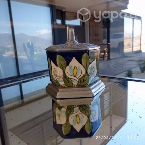Canister de cerámica más base y tapa de Peltre.