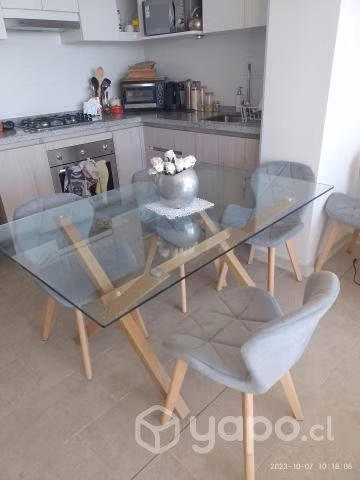 Comedor con 6 sillas.