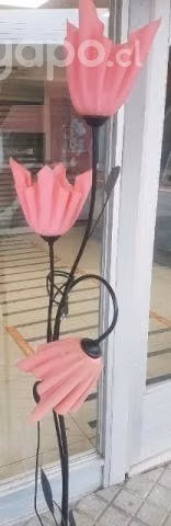 Hermosa lampara de pie de rosas impecable
