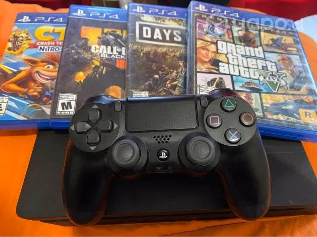 Vendo PS4 + 4 juegos