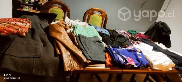 Fardos de ropa y zapatos