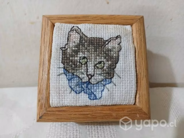Antiguo joyero de madera y crochet