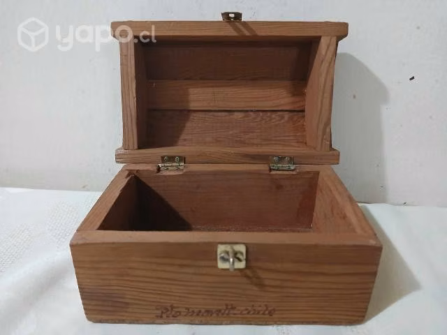 Antiguo cofre de madera - Imagen 2