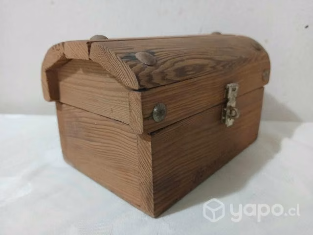 Antiguo cofre de madera - Imagen 3