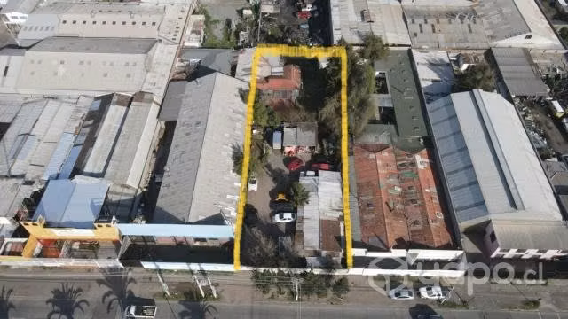 Se vende casa con amplio terreno