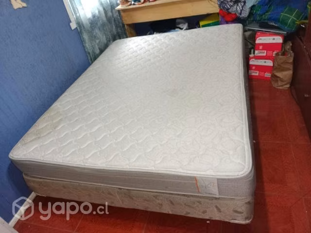 Cama de dos plaza con su respaldo