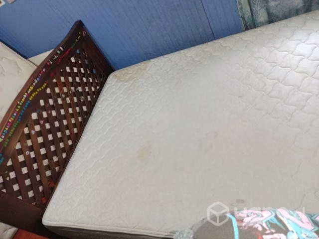 Cama de dos plaza con su respaldo