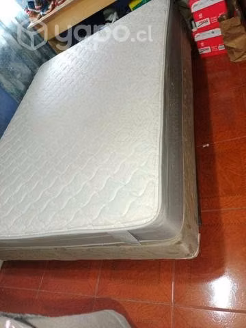 Cama de dos plaza con su respaldo