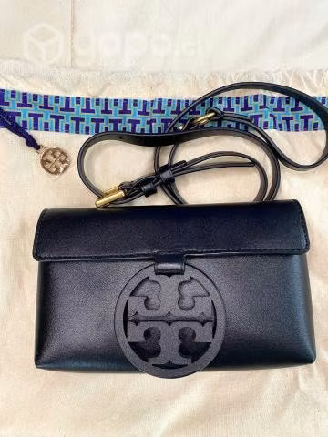 Clutch tory burch cuero negro liso