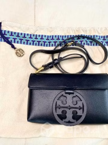 Clutch tory burch cuero negro liso