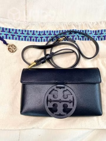 Clutch tory burch cuero negro liso