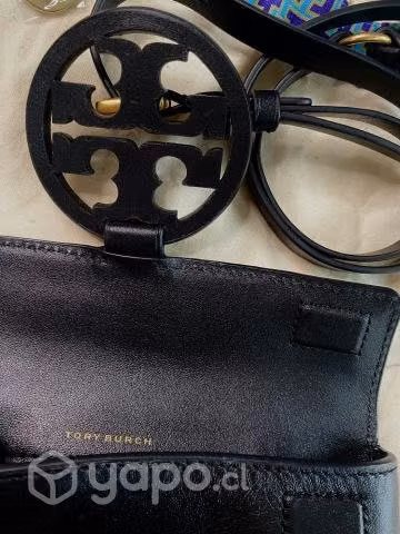 Clutch tory burch cuero negro liso